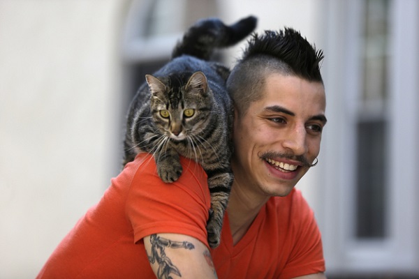 Rudi Saldia et Mary Jane Rudi Saldia, le coursier à vélo de Philadelphie qui ne se sépare jamais de sa chatte Mary Jane... Le symbole d'une nouvelle génération de "cat owners".